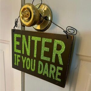 Green Glitter 'Enter If You Dare' Sign